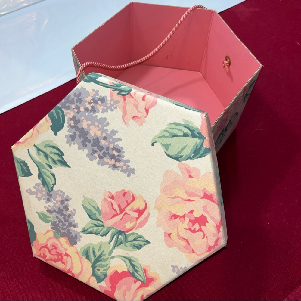 Pink roses HAT BOX and TOP hexagon PINK ROSES Fairy Whimsy 10x12x6” 6 Sides VTG
